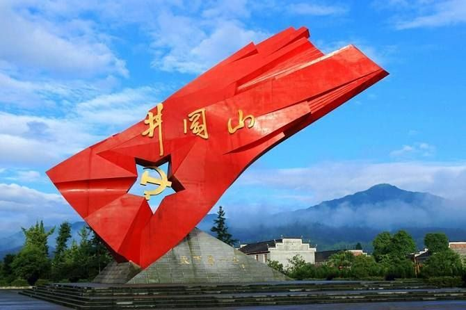 图为江西井冈山《井冈红旗》雕塑